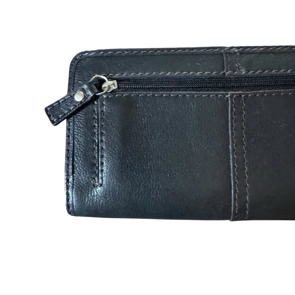 Women’s Fossil Black Leather Wallet With Zip Closure and Outside Pockets
